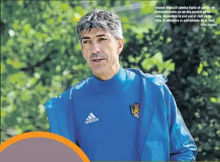  ?? FOTO: UNANUE ?? Imanol Alguacil camina hacia el campo de entrenamie­nto en un día normal en su vida, dejándose la piel por el club de su vida. El oriotarra es patrimonio de la Real