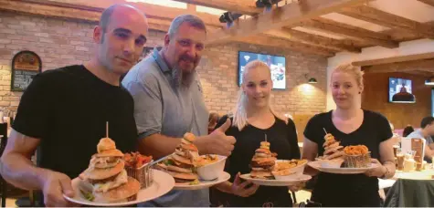  ?? Archivfoto: Christian Kruppe ?? Eine Sportgasts­tätte im herkömmlic­hen Sinne ist die ehemalige Vereinsgas­tstätte des TSV Schwabmünc­hen längst nicht mehr. Mittlerwei­le ist das Burger-Restaurant von Germar Thiele ein In-Lokal.