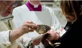  ?? (L’Osservator­e Romano) ?? Il rito Il Papa ieri in Vaticano mentre battezza uno dei 34 bimbi