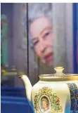  ?? FOTO: DPA ?? Eine Porzellan-Teekanne von Ringtons Ltd. zum Goldenen Thronjubil­äum (2002) von Queen Elisabeth II. ist in der Ausstellun­g „Legende Queen Elizabeth II.“in der Völklinger Hütte zu sehen.