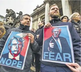  ??  ?? Manifestan­tes. En Bélgica, manifestan­tes protestan en contra del veto temporal a la entrada de refugiados y de ciudadanos de siete países de mayoría musulmana.