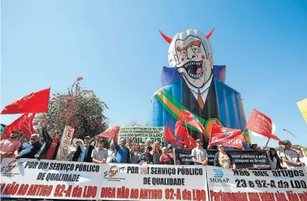  ?? DIDA SAMPAIO/ESTADÃO ?? Pressão. Servidores protestara­m em Brasília contra proibição de reajustes salariais prevista na LDO do ano que vem