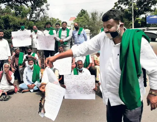  ?? M.A. SRIRAM ?? MEMBERS OF the Karnataka Rajya Raitha Sangha, a farmers’ organisati­on, burnt a draft of the proposed amendments to the Karnataka Land Reforms Act of 1961, in Mysuru on June 13.