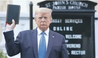  ??  ?? El presidente Trump sostiene una Biblia frente a la iglesia de San Juan, en Washington, el día que pidió que la Guardia Nacional atacara a una protesta pacífica, el 1 de junio.