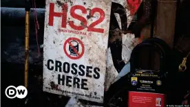  ??  ?? Ein Anti-HS2-Schild bei einem Extinction Rebellion Camp im Januar. Die Gruppe unterstütz­t die Rettung der Wälder