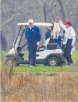 ?? AP ?? Trump se relaja jugando en su campo de golf