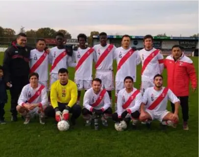  ?? FOTO RR ?? FC Los Incas Antwerpen debuteert volgend seizoen in vierde provincial­e. Uiterst links met zwarte jas vinden we coach Fayssal Charaï, de broer van ex-prof Issame Charaï.