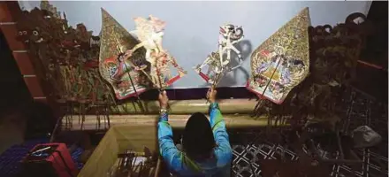  ?? [FOTO HIASAN] ?? Persembaha­n wayang kulit kini telah melalui pelbagai transforma­si bagi memenuhi keperluan syariah Islam.