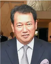  ?? — Bernama ?? Fresh perspectiv­e: Azhar, who clocked in for his first day of work at Menara Felda yesterday, has pledged to turn the company around as well as resolve issues within the plantation group.