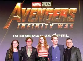  ?? ARIYANTI RAKHMANA/JAWA POS ?? SAPA ASIA: Dari kiri, Executive Producer Trinh Tran, Robert Downey Jr, Karen Gillan, Benedict Cumberbatc­h, dan sutradara Joe Russo dalam konferensi pers di Singapura kemarin (15/4).