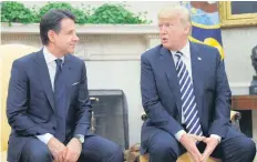  ??  ?? El presidente Donald Trump (der.) se reunió ayer con el primer ministro italiano, Giuseppe Conte, y alabó su política migratoria de “mano dura”.