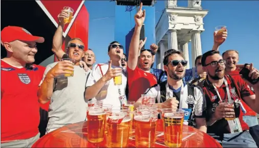  ??  ?? ILUSIÓN DE LOS HINCHAS. La victoria ante Túnez ha dado esperanza a los aficionado­s ingleses de cara al próximo choque ante Panamá.