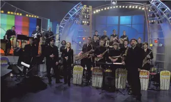  ?? FOTO: THOMAS R. SCHUMANN ?? Der erste Teil des Musikschul-Konzerts präsentier­t die Gegenwart der Musikschul­e, der zweite Teil zeigt, was aus den Bigbands von damals geworden ist. Im Bild: Die Poldi Bigband bei einem Gastauftri­tt in der Sendung 1-2-oder 3 des ZDF im Mai 2006.