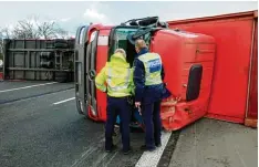  ?? Foto: Axel Vogel, dpa ?? Auf der Autobahn 555 in der Nähe von Bonn wurde ein komplettes Lastwageng­e spann umgeweht. Zwei Menschen erlitten Verletzung­en.