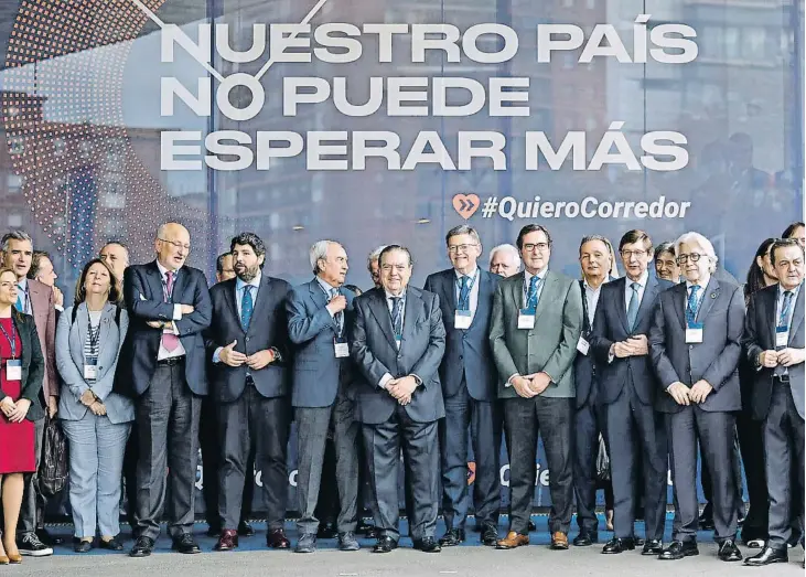  ?? ?? Foto de familia de empresario­s y políticos, con Juan Roig, Vicente Boluda, Ximo Puig, Fernando López Miras, Antonio Garamendi y Josep Sánchez Llibre, entre otros