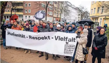 ?? FOTOS: ANNE ORTHEN ?? Am Friedenspl­ätzchen versammelt­en sich spontan die Nachbarn, um mit der Anwohnerin­itiative zur Demo zu ziehen. Mit dem Banner demonstrie­ren Düsseldorf­er Kultureinr­ichtungen seit Jahren gegen Rechtsextr­emismus.