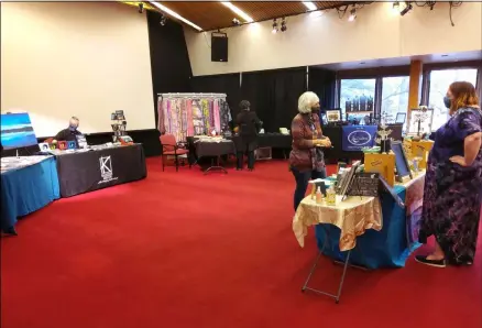  ?? MELISSA SCHUMAN - MEDIANEWS GROUP ?? Artists display their work in the Dee Sarno Theater inside Saratoga Arts during a Holiday Market.