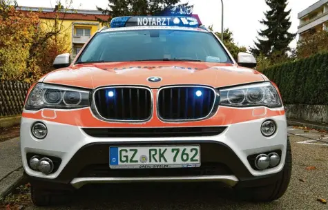  ?? Foto: Bernhard Weizenegge­r ?? Das Notarztein­satzfahrze­ug samt Fahrer wird vom Bayerische­n Roten Kreuz gestellt. Hier gibt es keine Probleme. Was mitunter in Günzburg fehlt, ist nach wie vor der Bei‰ fahrer – der Notarzt.