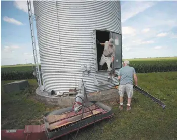  ?? SCOTT OLSON GETTY IMAGES AGENCE FRANCE-PRESSE ?? Les Américains John Duffy (à droite) et Roger Murphy travaillen­t dans leur ferme de soja, à Dwight, en Illinois.