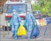  ?? PTI ?? Medical staff at an isolation ward at Kochi Medical College in n
Kerala on Tuesday.