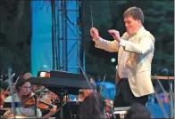  ?? ANGELA WEISS / AGENCE FRANCE-PRESSE ?? Conductor Alan Gilbert leads the New York Philharmon­ic in a free concert in New York’s Central Park on Wednesday.