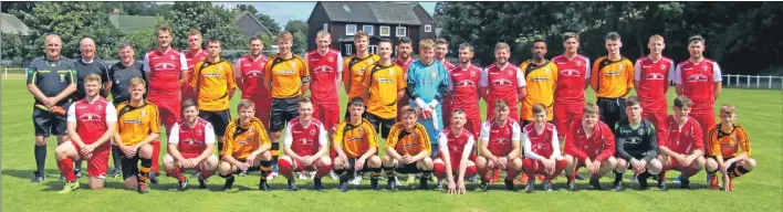  ?? KC_c28pupils0­3 ?? The Campbeltow­n Pupils AFC and Fort William FC squads at Kintyre Park.