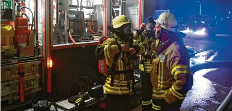  ?? Fotos: Bernhard Weizenegge­r ?? Die Freiwillig­e Feuerwehr Gundremmin­gen muss sich um einen Einsatzabs­chnitt alleine kümmern, auch unter Atemschutz.