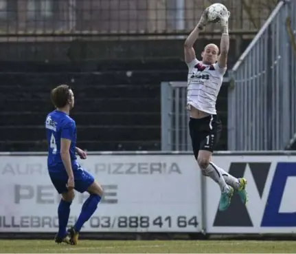  ?? FOTO TOM GOYVAERTS ?? Jef Snyders plukt de bal. “Ik wens elke speler het allerbeste toe, maar het kan goed zijn dat over tien jaar zal blijken dat dit het piekmoment was voor heel wat jongens. Geniet daarvan, want het komt misschien nooit meer terug.