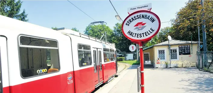  ??  ?? Touristen lassen sich von der Endstation „Prater, Hauptallee“in die Irre führen – statt zu Fahrgeschä­ften und Langos werden sie von der City ins Grüne gebracht.