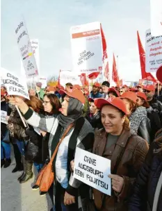  ?? Foto: Silvio Wysengrad ?? Fujitsu-Mitarbeite­r demonstrie­ren in München gegen die geplante Schließung des Augsburger Computerwe­rkes.