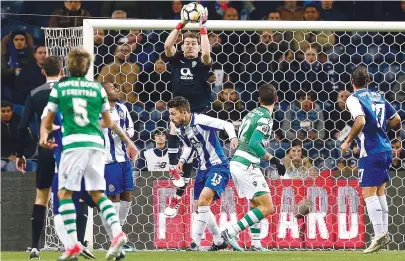  ??  ?? Casillas esteve seguro e voltou a não sofrer golos nos clássicos