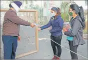  ?? SAMEER SEHGAL/HT ?? Students being thermally screened at BBK DAV College For Women in Amritsar on Thursday.