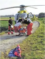  ?? BILD: SN/APA/THOMAS LENGER ?? Ein Rettungshu­bschrauber flog die Frau ins Spital.