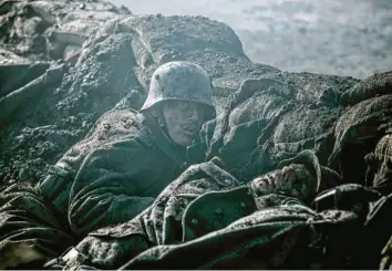  ?? Foto: Frédéric Batier, ARD Degeto ?? Kommissar Gereon Rath (Volker Bruch) ist vom Ersten Weltkrieg traumatisi­ert. Durch eine Gedenkfeie­r kommen seine Erlebnisse wieder hoch.