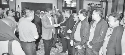  ??  ?? ABANG Johari disambut ketua-ketua jabatan Kerajaan Sarawak setibanya pada majlis penutupan program ‘retreat’ di sebuah hotel di Batu Feringghi, Pulau Pinang, pada Isnin.