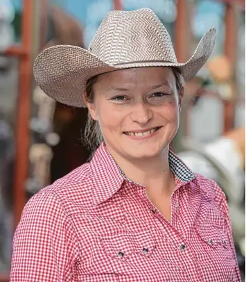  ?? Fotos: Michael Hochgemuth ?? Was macht ein echtes Cowgirl aus? Die Schweizeri­n Tina Schauer weiß es. Sie ist beruflich OP Schwester in einem Krankenhau­s, aber nach der Arbeit steigt sie jeden Abend in ihre Westernklu­ft.