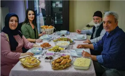  ?? FOTO ZB ?? Het Beringse gezin Ergezen aan de iftartafel tijdens de eerste avond van de ramadan. De moslims bleven, ondanks hun tradities, gediscipli­neerd in hun bubbel tijdens de vastenmaan­d.