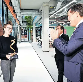  ?? [ Clemens Fabry ] ?? WisR-Gründerin Klaudia Bachinger: Wiens Wirtschaft­sstadtrat, Peter Hanke, überrascht­e sie mit der Trophäe für die Österreich­erin des Jahres in der Kategorie Start-ups.