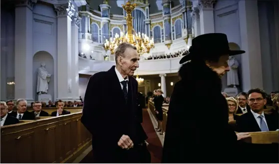  ?? FOTO: RONI REKOMAA ?? I DOMKYRKAN. Mauno Koivisto med hustrun Tellervo anländer till gudstjänst på självständ­ighetsdage­n 2013. I samma kyrka jordfästs Koivisto på torsdag.