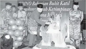  ??  ?? NAJIB mengetuk replika ais sebagai simbolik perasmian dan pelancaran buku Buletin BN Bahagian Bukit Katil Persidanga­n Umno Bahagian Bukit Katil di Pusat Dagangan Antarabang­sa Melaka (MITC) Ayer Keroh pada Ahad. - Gambar BERNAMA