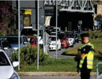  ?? ?? CONTROL.
Automóvile­s hacen fila para controles policiales, antes de entrar en Francia desde Italia.