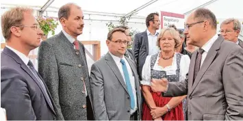  ?? Foto: Bernd Schied ?? Bundesland­wirtschaft­sminister Christian Schmidt (rechts) im Gespräch mit den Vertretern des Bauernverb­andes, Kreisbäuer­in Ruth Meißler und BBV Kreisobman­n Karlheinz Götz (Zweiter von links). Links im Bild ist Landtagsab­geordneter Wolfgang Fack ler, in...