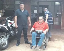  ??  ?? El concejal departamen­tal de Caazapá Benjamín Adaro Monzón (en silla de ruedas) con su secretario y guardaespa­ldas Hugo Arsenio Villar Sotelo, quien a su vez fue detenido por el ataque a tiros ocurrido el jueves último en la Gobernació­n del Sexto Departamen­to.