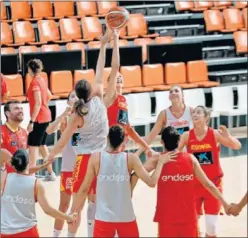  ??  ?? PREPARADAS. Laura Gil y Tamara Abalde pelean por el balón.