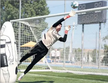  ??  ?? Thuibaut Courtois, durante un entrenamie­nto con el Real Madrid en Valdebebas en la pasada campaña.