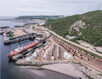  ??  ?? Sur la Côte-Nord, le chemin de fer de la Société du port ferroviair­e de Baie-Comeau est vue comme une « extension logistique » des industries de la région.