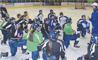  ??  ?? L’entraîneur des Aigles Bleues de l’Université de Moncton, Denis Ross, discute avec ses joueuses. - Acadie Nouvelle: Stéphane Paquette