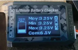  ??  ?? Connaître et suivre avec une réelle précision l’équilibrag­e de ses accus LiPo permet de se prémunir contre la surtension d’un élément. Pour cela, il faut un appareil de mesure fiable comme celui-ci…