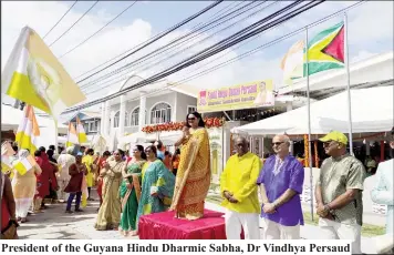  ?? ?? President of the Guyana Hindu Dharmic Sabha, Dr Vindhya Persaud (on the dais) with executives of the sabha