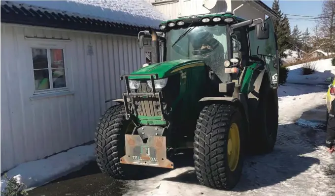  ??  ?? MILLION-TRAKTOR: Det var denne traktoren, en John Deere 620R til halvannen million kroner, som natt til torsdag ble stjålet fra en parkerings­plass utenfor Felleskjøp­et på Evje. Foto: Privat